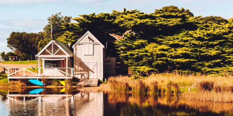 why do people live by lakes