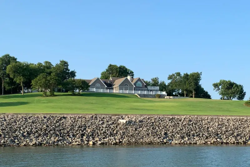 Reasons to buy a lake house