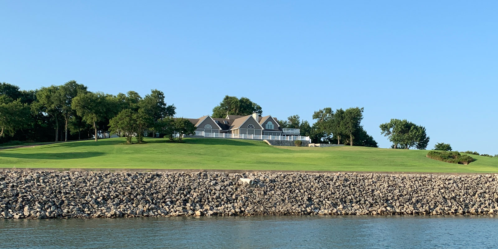 Reasons to buy a lake house